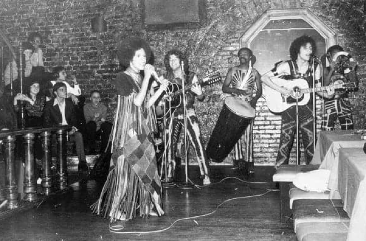 Imagem vibrante da cultura dos anos 60 com hippies e símbolos da época